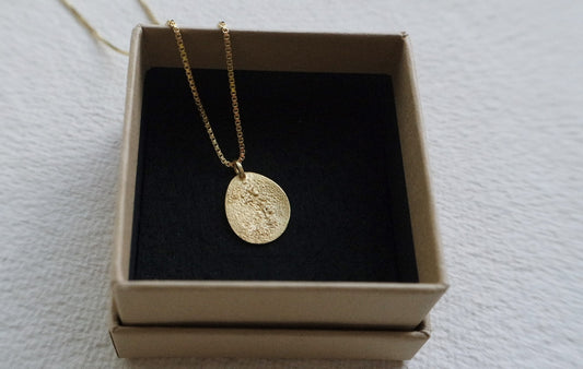 die Unrunden M - Kette mit Anhänger GOLD